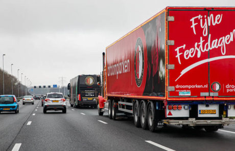 Droomparken vrachtwagen rijdend achter