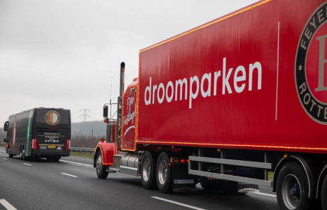 Droomparken vrachtwagen zijkant rijdend